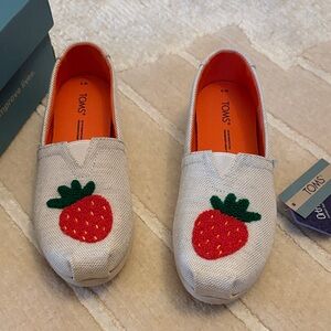 Toms Alpargata women’s size 6 strawberry design- NWT super cute with box